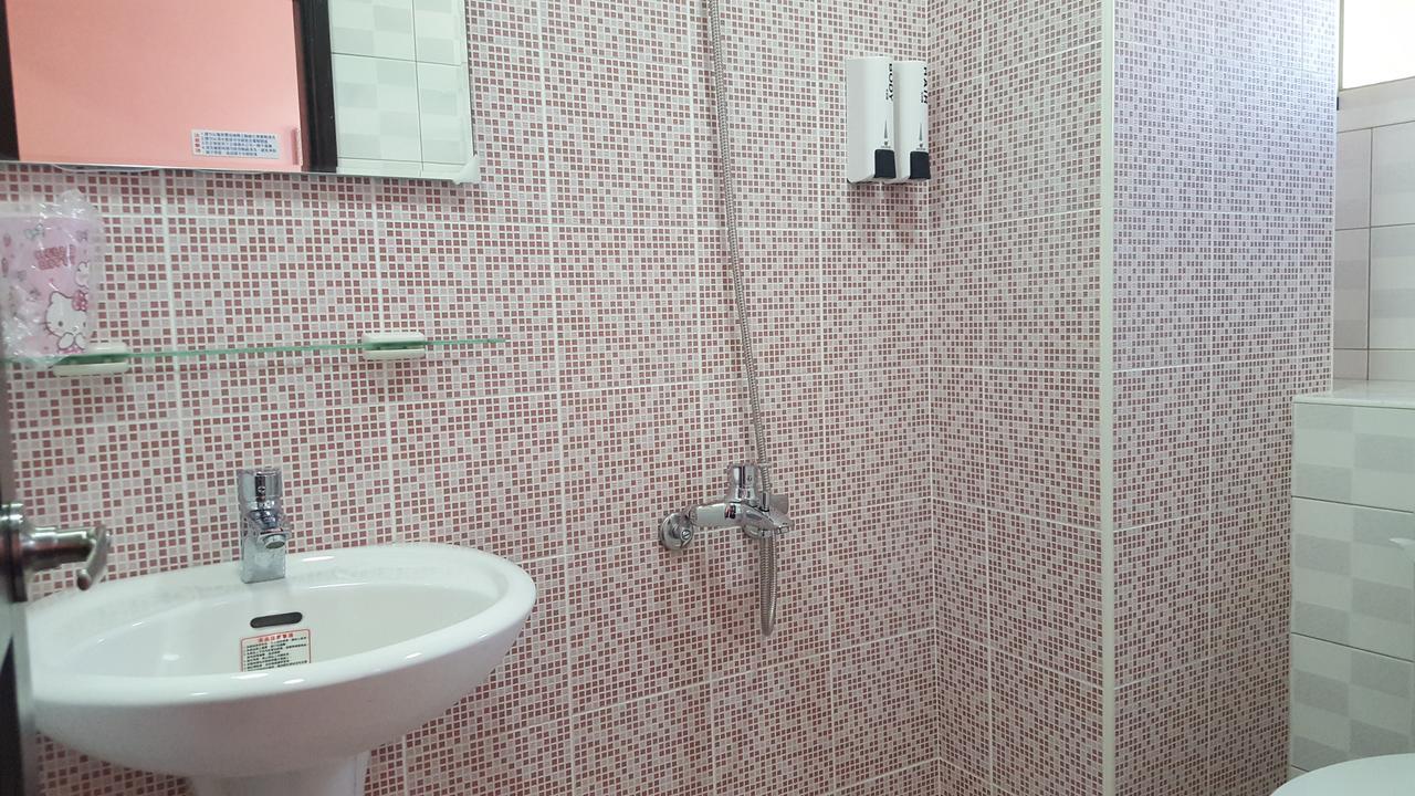 J. Home Kaohsiung Extérieur photo