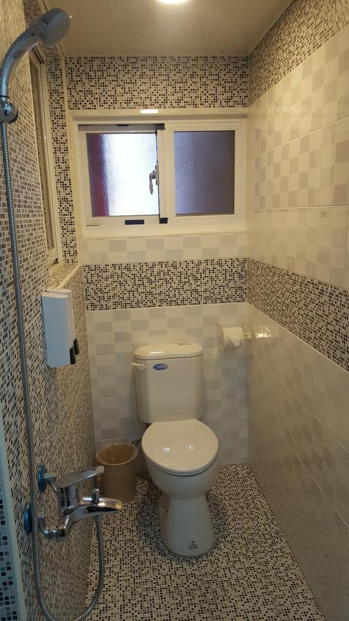 J. Home Kaohsiung Extérieur photo